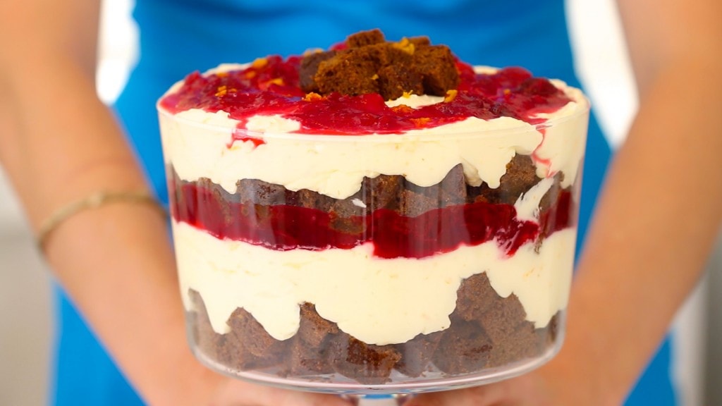 Gingerbread Trifle- Perfect dessert for entertaining over the Holiday Season