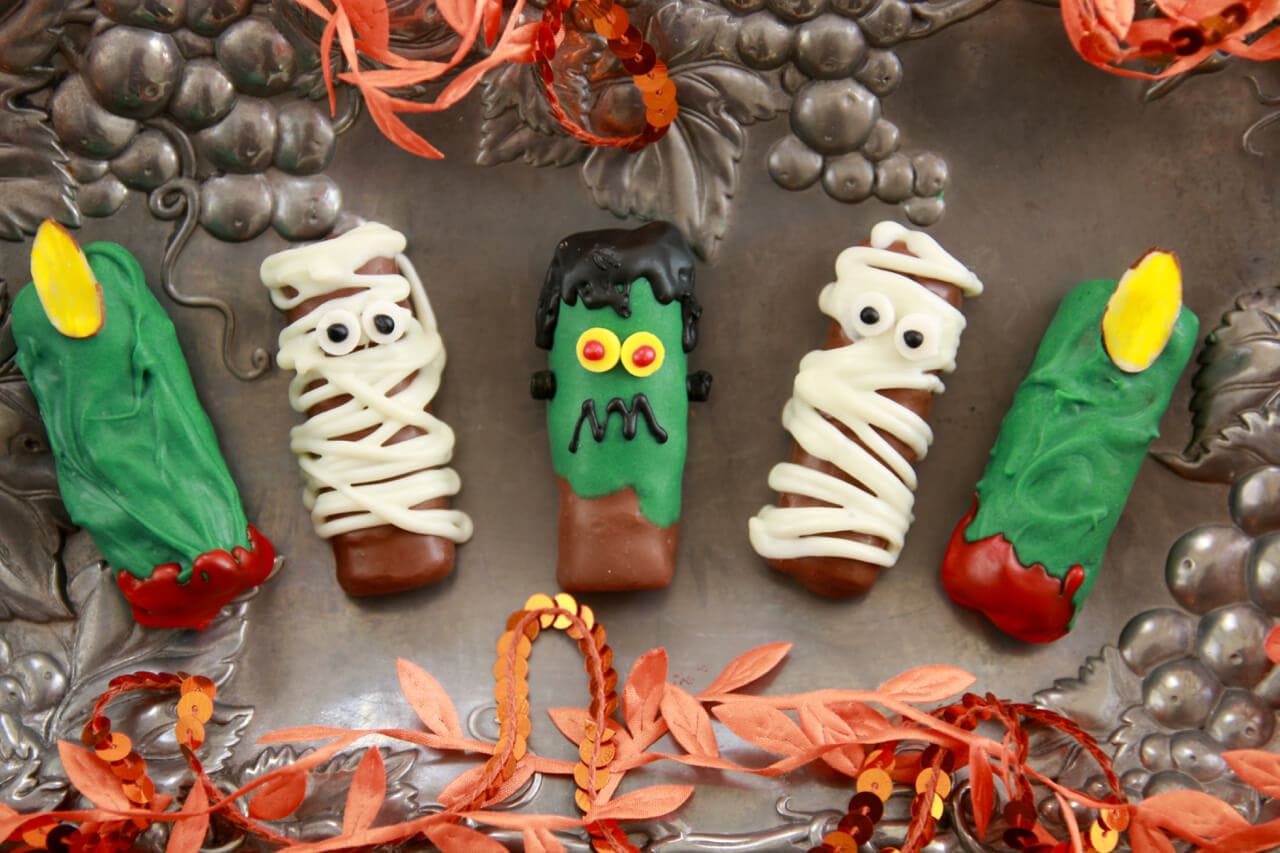 Twin Halloween Monsters - A fun and easy way to decorate candy bars for Halloween.
