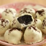 Homemade Oreo Truffles- An incredibly easy recipe that just requires a few ingredients and no baking!