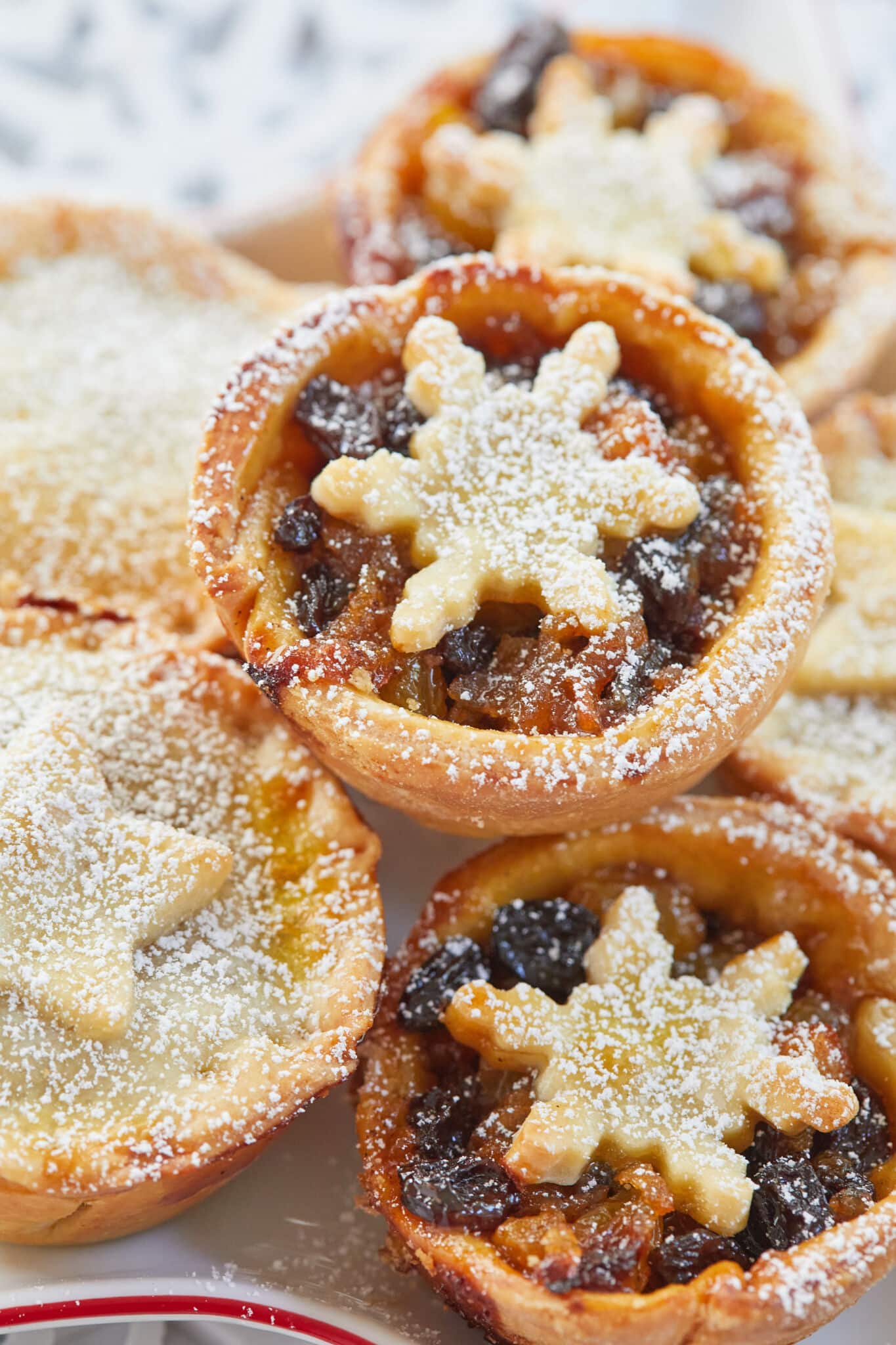 Irish Mince Pies Traditional Irish Mince Pies have golden flaky pastry and slightly moist, chewy, and perfectly sticky mincemeat, dusted with powdered sugar. The top crust are shaped into snow flakes or stars.