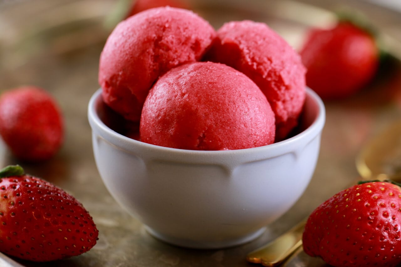 Enjoy your favorite frozen yogurt with natural ingredients. No ice cream machine necessary.