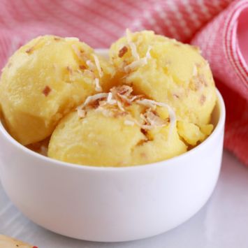 5 Minute Pineapple and coconut frozen yogurt (No Machine). The easiest Frozen Yogurt recipe you will ever make. Made with all Natural ingredients, this frozen yogurt can be made in just 5 minutes without an ice cream machine or stirring every 30 minutes.