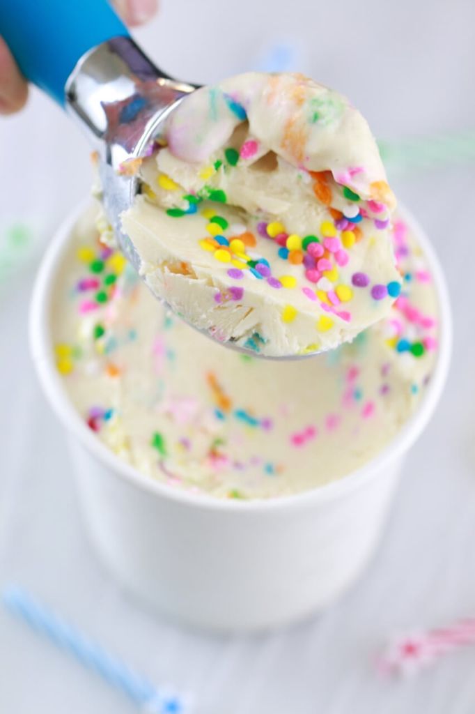 5 Minute Cake Batter Frozen Yogurt (No Machine). The easiest Frozen Yogurt recipe you will ever make. Made with all Natural ingredients, this frozen yogurt can be made in just 5 minutes without an ice cream machine or stirring every 30 minutes. 