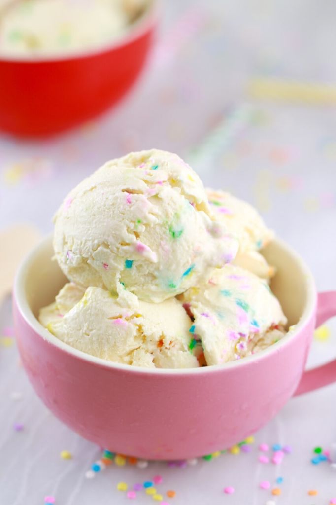5 Minute Cake Batter Frozen Yogurt (No Machine). The easiest Frozen Yogurt recipe you will ever make. Made with all Natural ingredients, this frozen yogurt can be made in just 5 minutes without an ice cream machine or stirring every 30 minutes. 