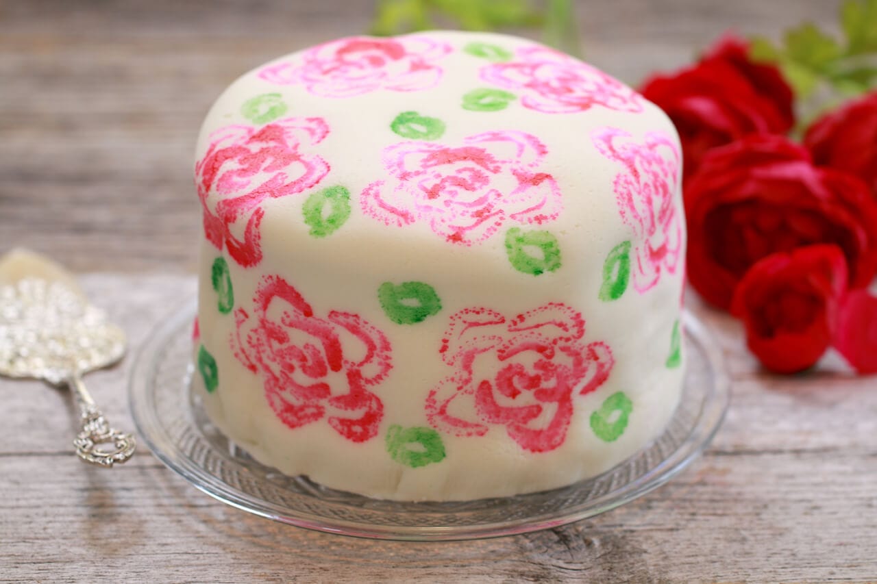 Celery stamp rose cake, rose cake, diy cake decorating, mothers day cake, wedding cake, wedding cake ideas. Easy decorating, decorating tips, easy cake decorating tips, decorating cakes, celebration cakes, easy wedding cakes, sponge cake, sponge cake recipes, victoria sponge cake, victoria sponge cake recipe, cake recipes, plain cake reicpe, using fondant, how to use fondant, beautiful cakes, big and bold cakes, Recipes, baking recipes, dessert, desserts recipes, desserts, cheap recipes, easy desserts, quick easy desserts, best desserts, best ever desserts, simple desserts, simple recipes, recieps, baking recieps, how to make, how to bake, cheap desserts, affordable recipes, Gemma Stafford, Bigger Bolder Baking, bold baking, bold bakers, bold recipes, bold desserts, desserts to make, quick recipes