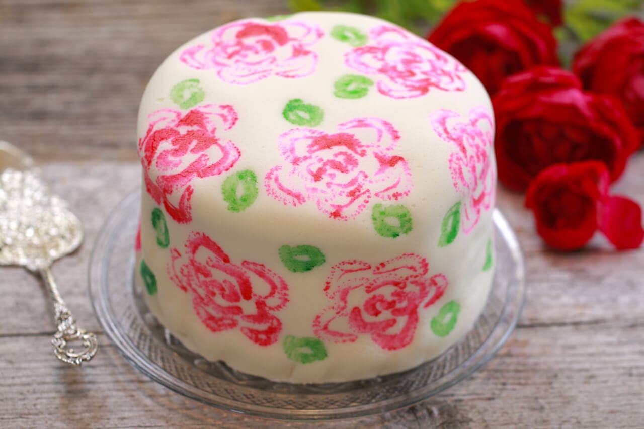 Celery Stamp Painted Cake- want to recreate this beautiful cake? All you need is a head of celery and food dye. It is so easy and will blow people away!