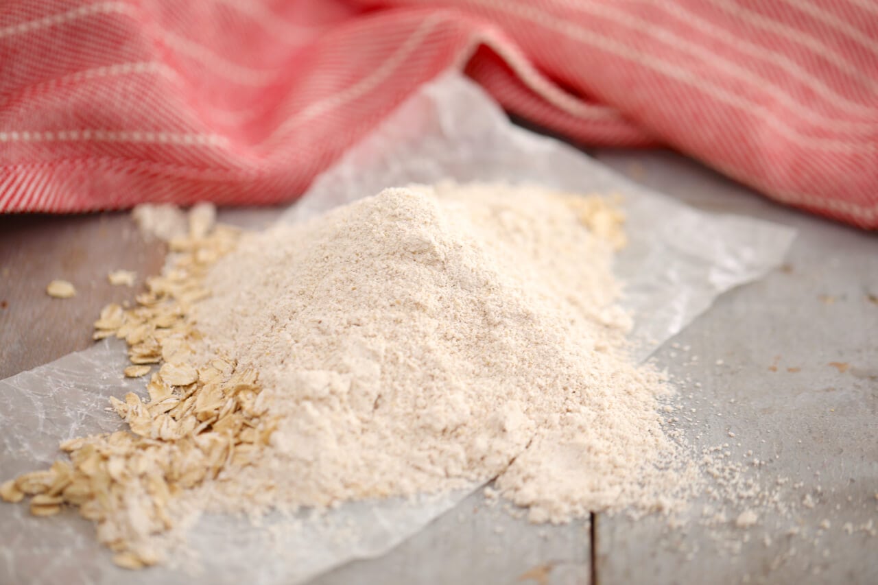 A pile of oats and oat flour.