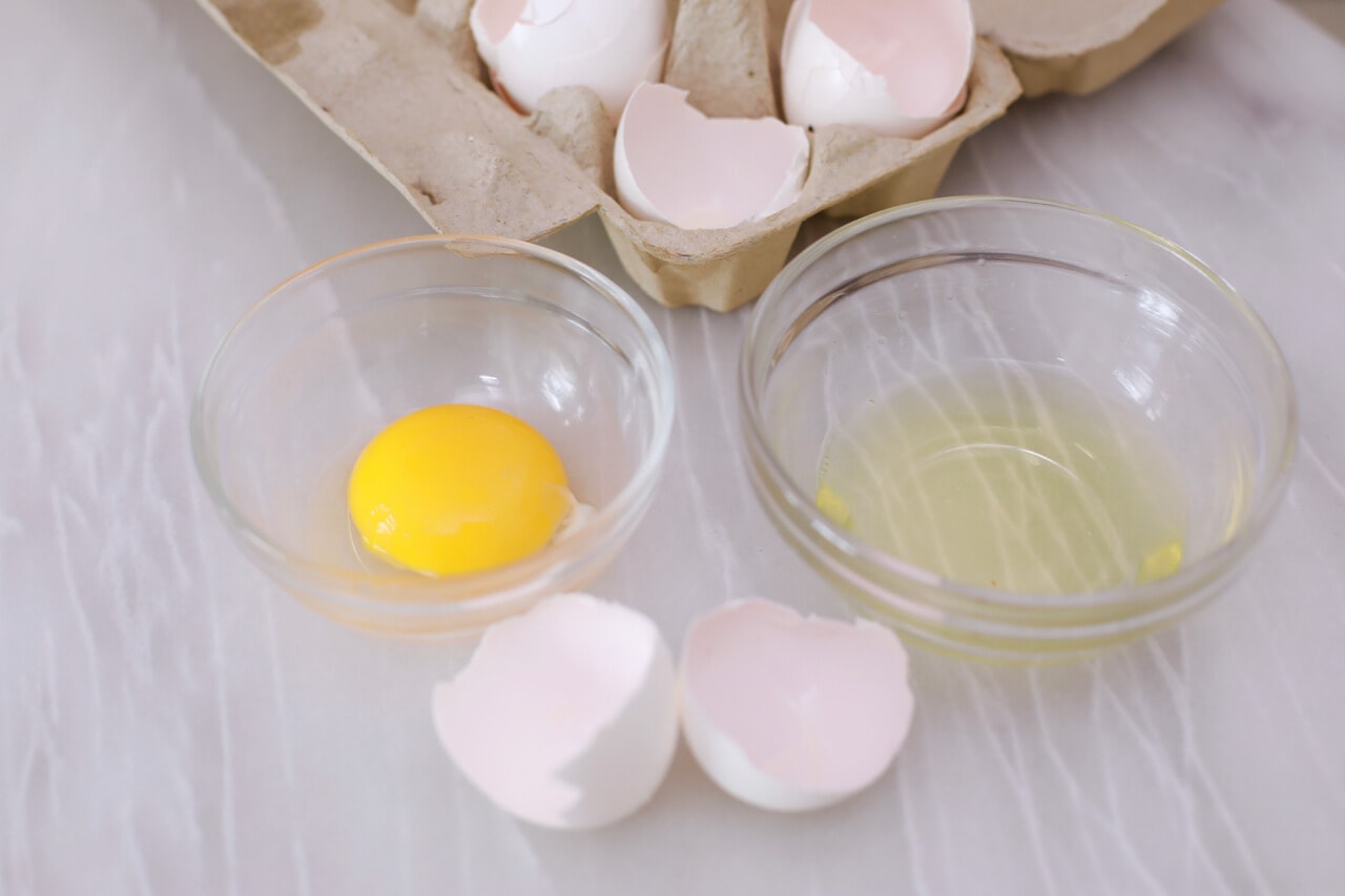 How to separate eggs - thee BEST baking tips you need to see!