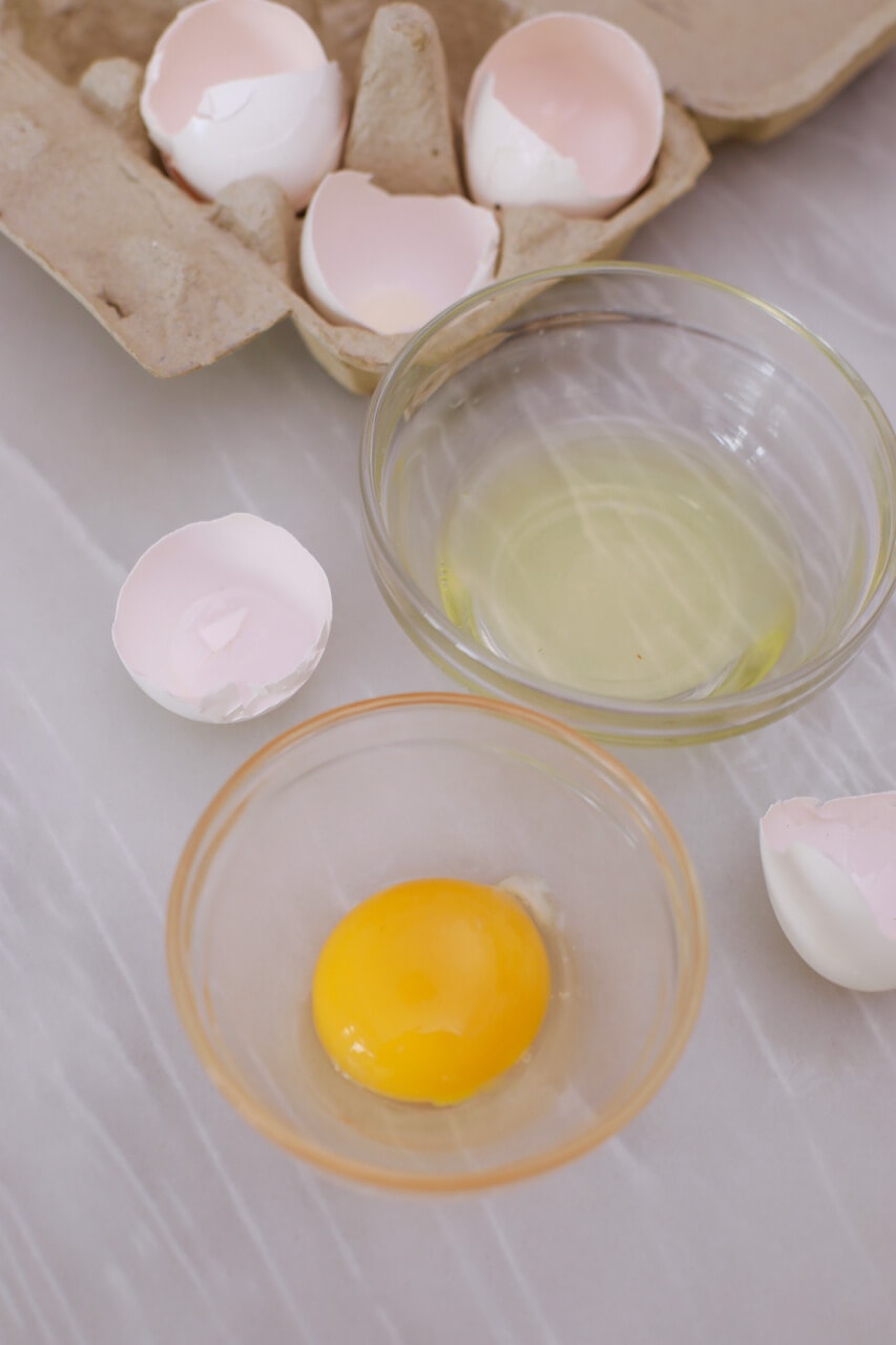 How to separate eggs,How to separate eggs correctly, separating eggs, cracking eggs, easy way to crack eggs, best way to crack eggs, easiest way to crack eggs, easiest way to separate eggs, egg tips, baking hacks, baking tips, top baking hacks, top baking tips, common baking hacks, common baking tips, best tips you need to see, popular baking tips, baking problem, cooking hacks, cooking tips