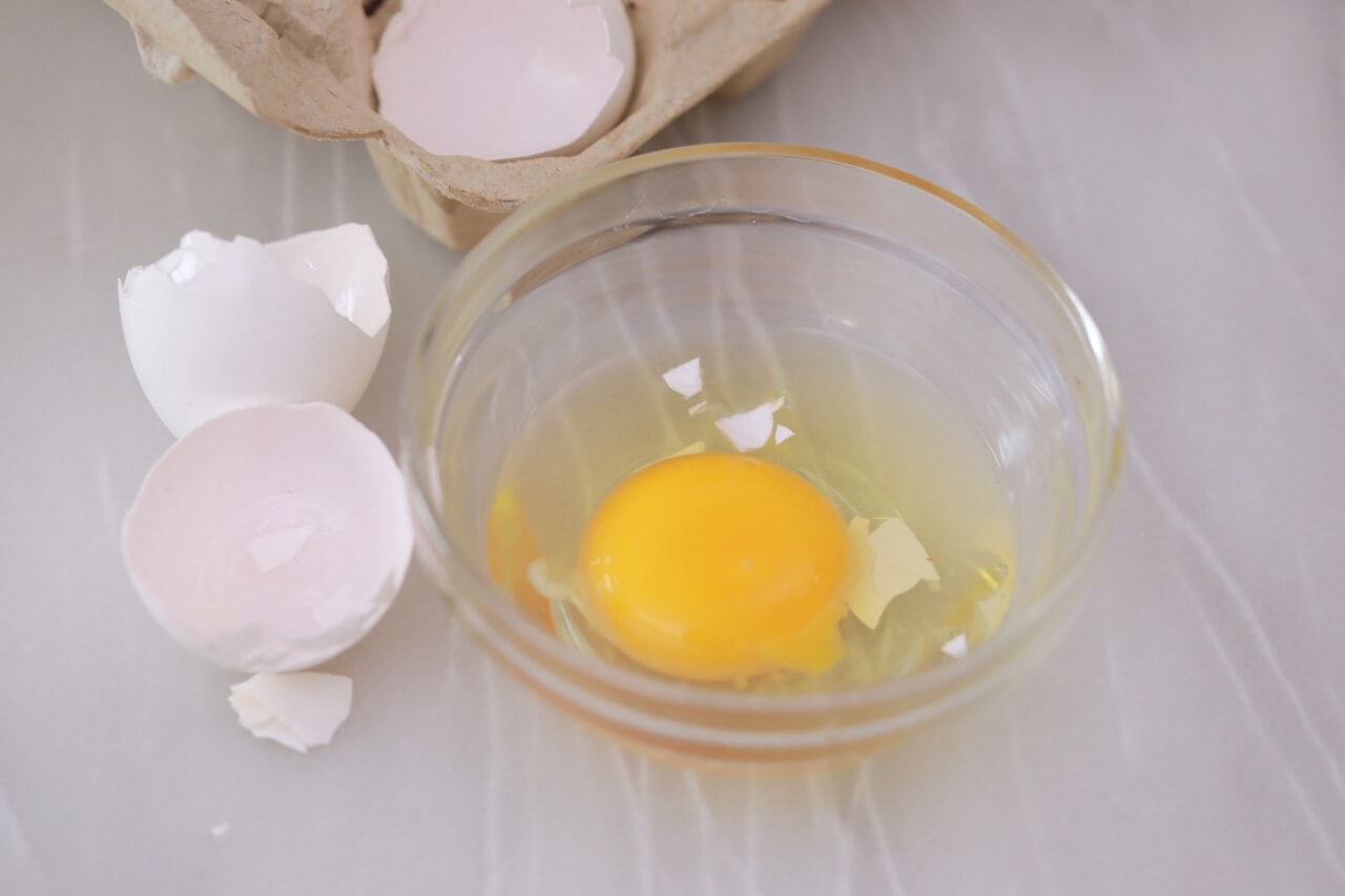 How to remove egg shells from eggs - thee BEST baking tips you need to see!