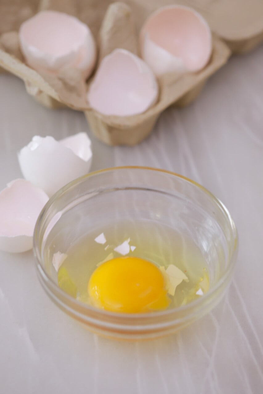 How to remove egg shells from eggs, How to remove egg shell, tips on removing egg shell, removing egg shell form eggs, baking hacks, baking tips, top baking hacks, top baking tips, common baking hacks, common baking tips, best tips you need to see, popular baking tips, baking problem, cooking hacks, cooking tips