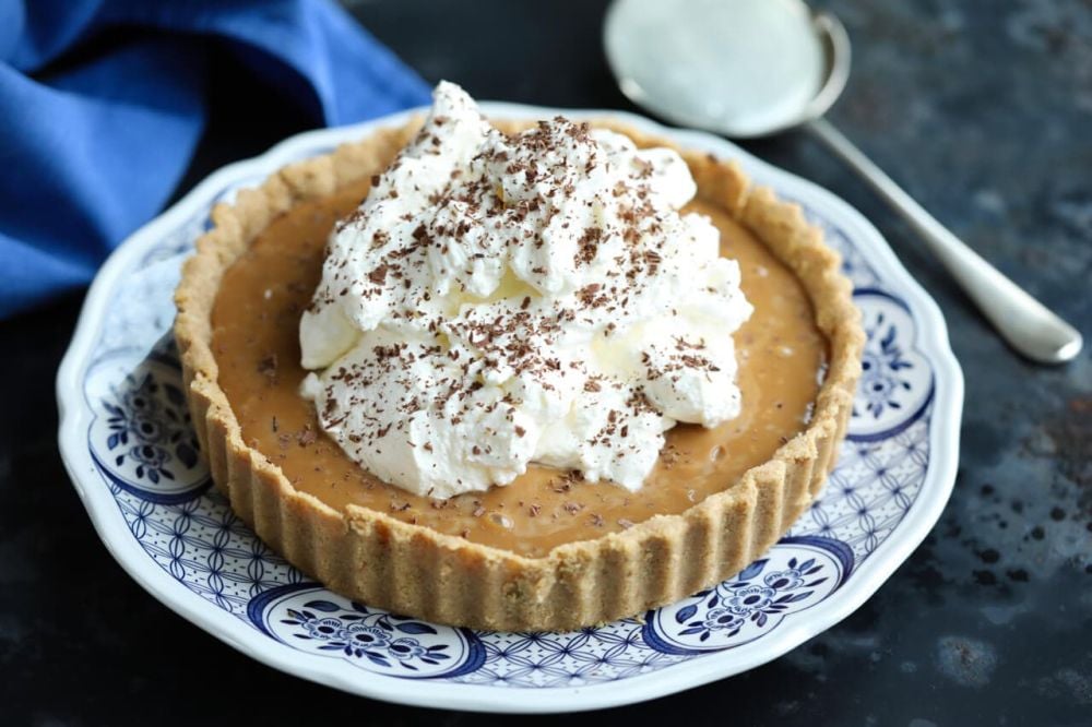 banoffee pie, banoffee pie recipe, how to make banoffee pie, no bake easy pie recipes, banana pie, caramel pie, english recipes, Irish recipes, no bake desserts, no bake tarts, tart recipes Banoffee Pie - A no-bake pie that is an amazing combo of bananas and caramel