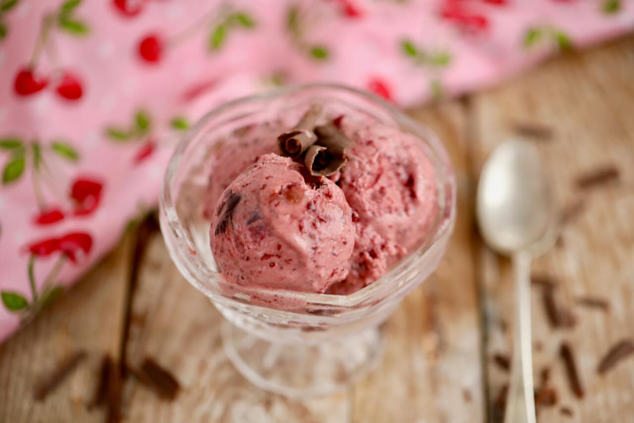 Black Forest Gateau Frozen Yogurt - Just a few all natural ingredients and no ice cream machine needed!