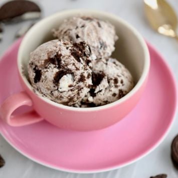 Cookies and Cream Frozen Yogurt - Just a few all natural ingredients and no ice cream machine needed!