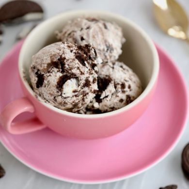 Cookies and Cream Frozen Yogurt in 5 Minutes (No Machine)