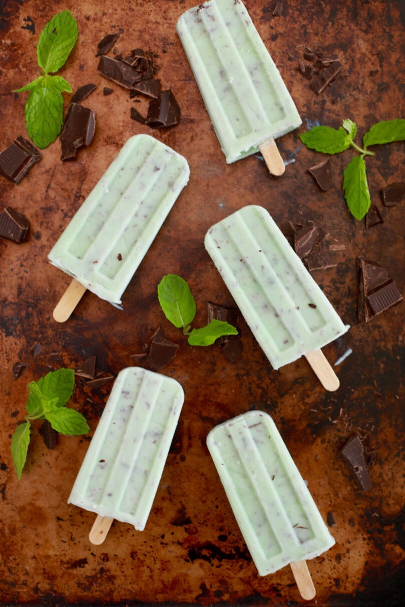 Mint Chocolate Chip Popsicles, mint chocolate chip ice cream, popsicles,fruit popsicles, popsicle recipes, how to make popsicles, healthy desserts, healthy treats, kid friendly recipes, recipes for kids, summer desserts, summer treats, summer recipes, healthy summer desserts, fruit desserts, easy desserts, easy dessert recipes, fun recipes for kids