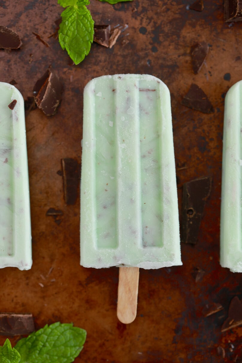 Mint Chocolate Chip Popsicles, mint chocolate chip ice cream, popsicles,fruit popsicles, popsicle recipes, how to make popsicles, healthy desserts, healthy treats, kid friendly recipes, recipes for kids, summer desserts, summer treats, summer recipes, healthy summer desserts, fruit desserts, easy desserts, easy dessert recipes, fun recipes for kids