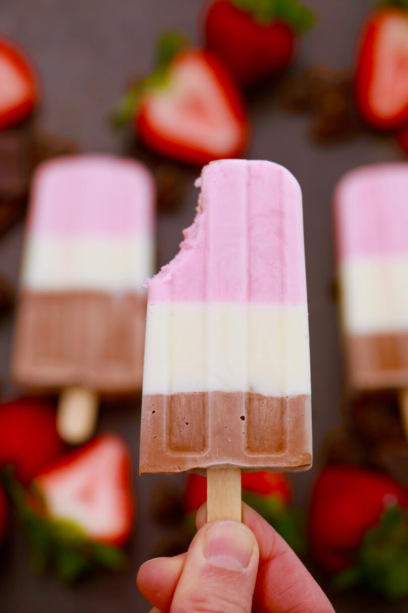 Neapolitan Popsicles, Neapolitan ice cream, Neapolitan, popsicles,fruit popsicles, popsicle recipes, how to make popsicles, healthy desserts, healthy treats, kid friendly recipes, recipes for kids, summer desserts, summer treats, summer recipes, healthy summer desserts, fruit desserts, easy desserts, easy dessert recipes, fun recipes for kids