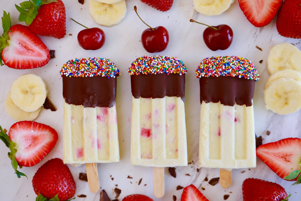 Banana Split Popsicles - If you love Banana Splits you will go nuts for this popsicles!