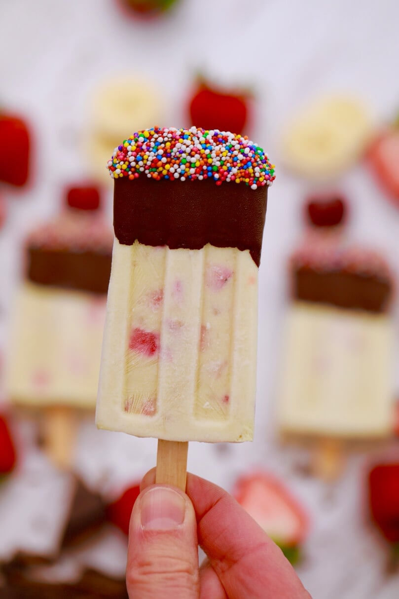 banana split popsicle, banana split, popsicles,fruit popsicles, popsicle recipes, how to make popsicles, healthy desserts, healthy treats, kid friendly recipes, recipes for kids, summer desserts, summer treats, summer recipes, healthy summer desserts, fruit desserts, easy desserts, easy dessert recipes, fun recipes for kids