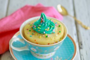 1 Minute Microwave Funfetti Mug Cake