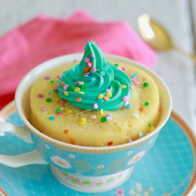 1 Minute Microwave Funfetti Mug Cake