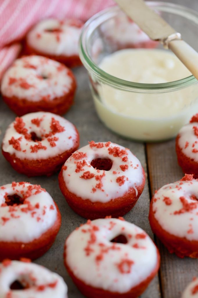 Red velvet donuts with cream cheese frosting, baked red velvet donuts, easy donut recipe, easy doughnut recipe, red velvet doughnuts, easy desserts , easy Snack recipes , red velvet donut recipe, red velvet dougnut recipe, best desserts, best ever desserts, best ever donut recipe, affordable recipes, cheap recipes, cheap desserts, simple recipes, simple desserts, quick recipes, Healthy meals, Healthy recipes, How to make, How to bake, baking reciep, baking 