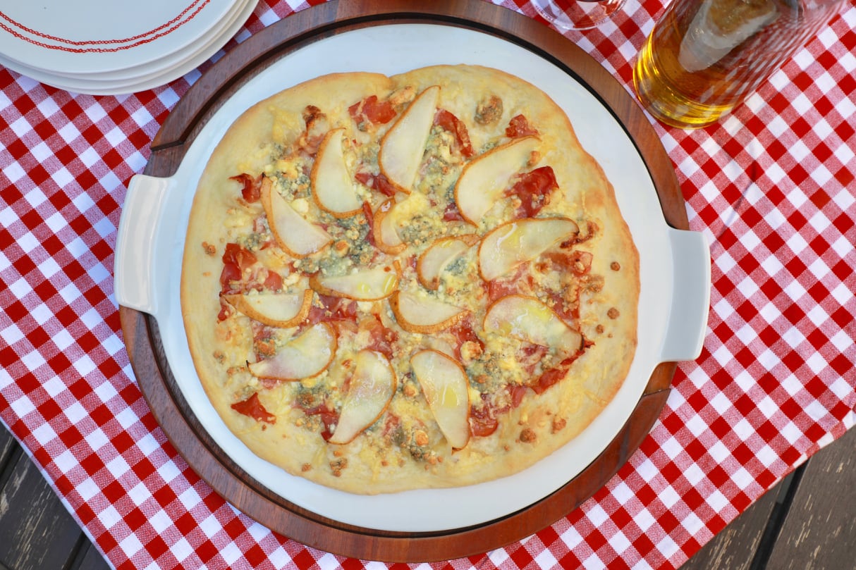 Pear, Prosciutto, and Gorgonzola Pizza (No Knead) - Make pizzeria pizzas at home easily!
