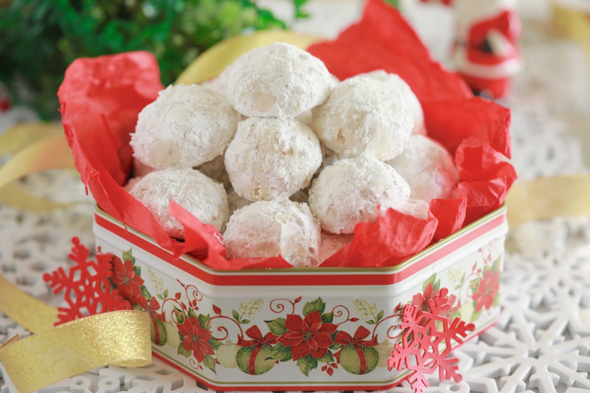 Christmas Snowball Cookies - The only cookie recipe you need this holiday season.