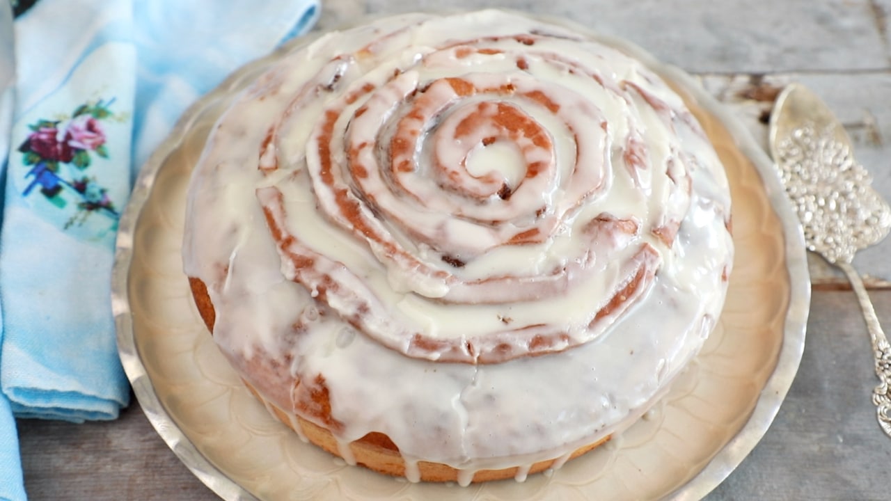 Cinnamon Roll Cake - Everything you love about cinnamon rolls but in a CAKE!