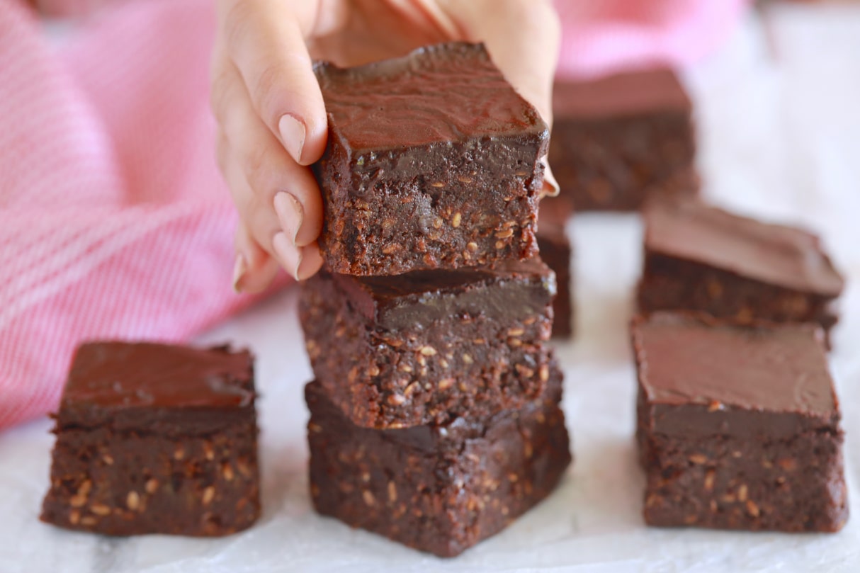 Healthy Brownies (Vegan) - You won't be able to stop eating these decadent No Bake Brownies!