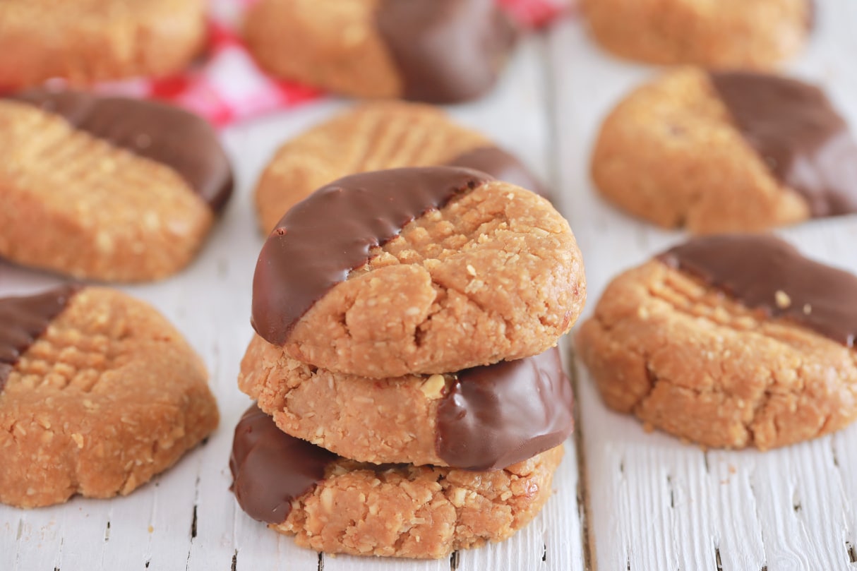 Peanut Butter No Bake Cookies - Just 4 ingredients & no oven needed!