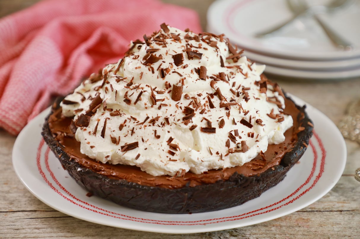 This no-bake chocolate pie has just 5 ingredients!
