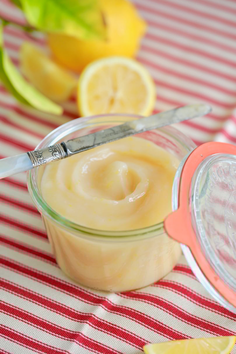 Vegan Lemon Curd1 Smooth Vegan Lemon Curd in a jar with fresh lemon slices on the side.
