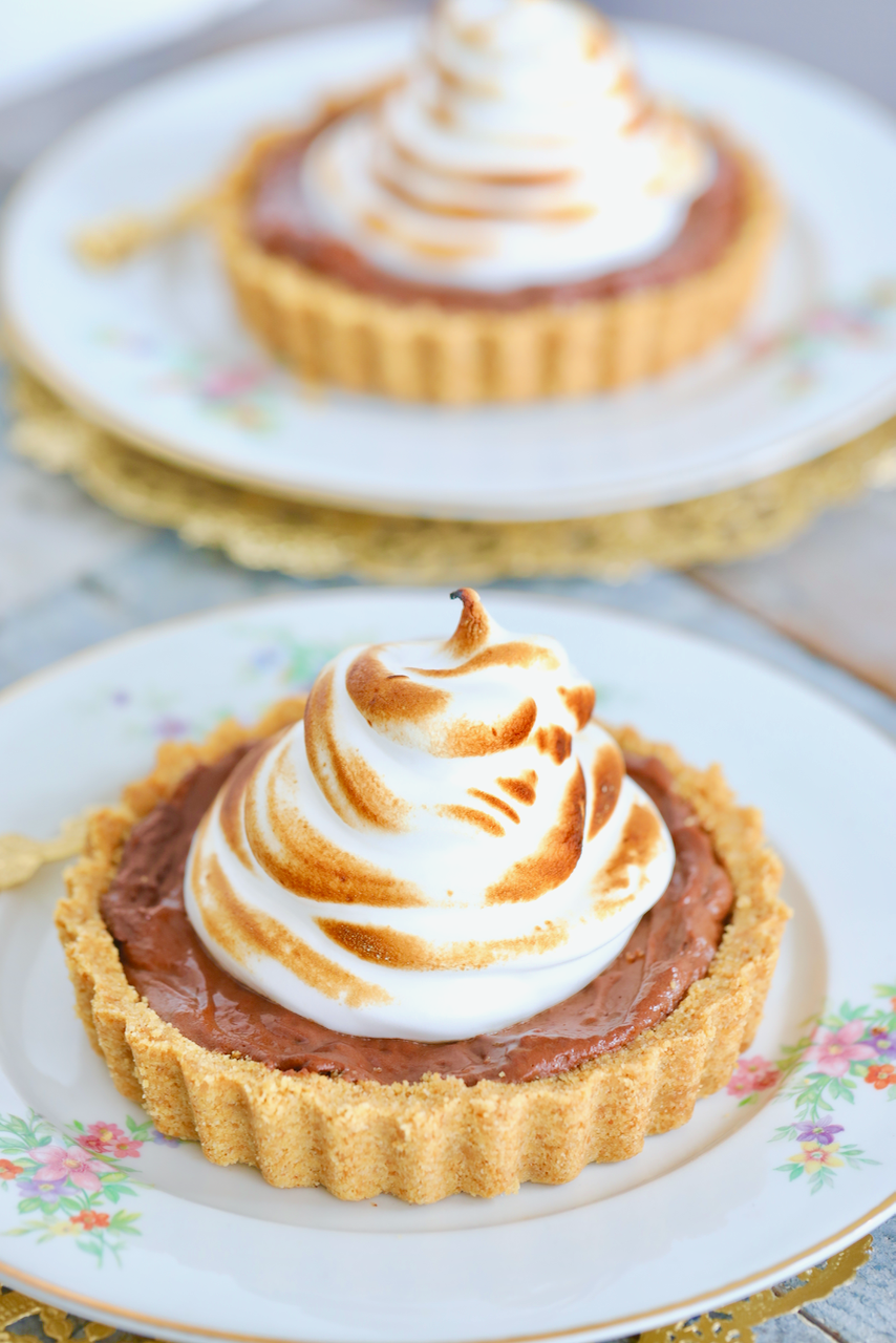 No-Bake Hot Chocolate Pie has crumbly buttery crust, velvety chocolate filling, crowned with light toasted meringue. 