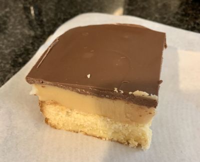 Sucrette cake with salted butter caramels or large shortbread