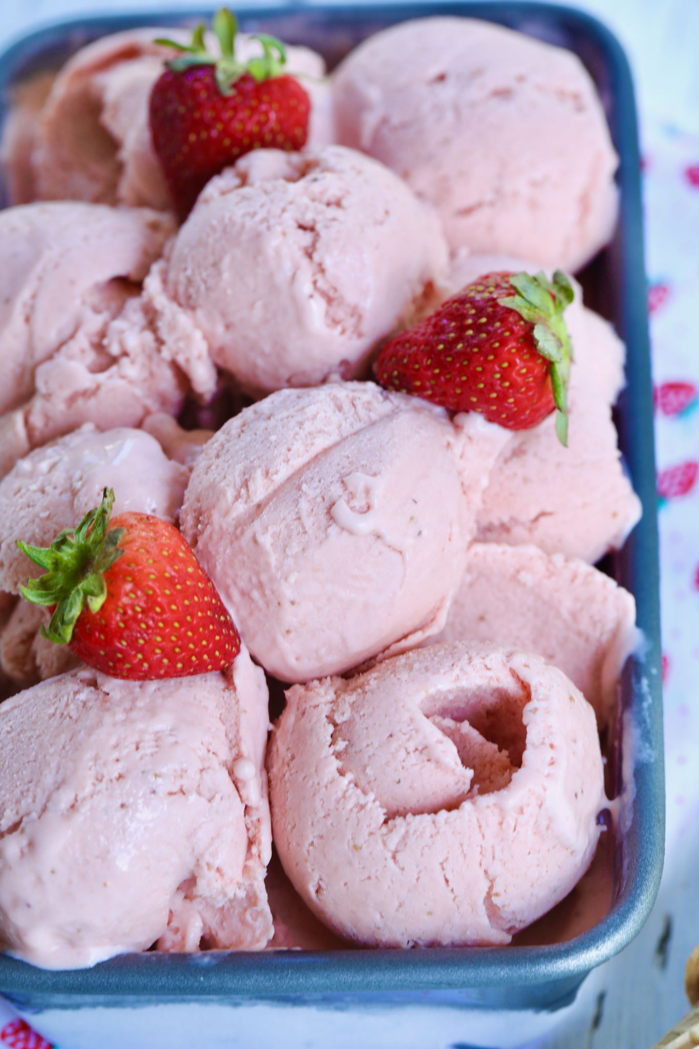 A tray full of strawberry gelato.