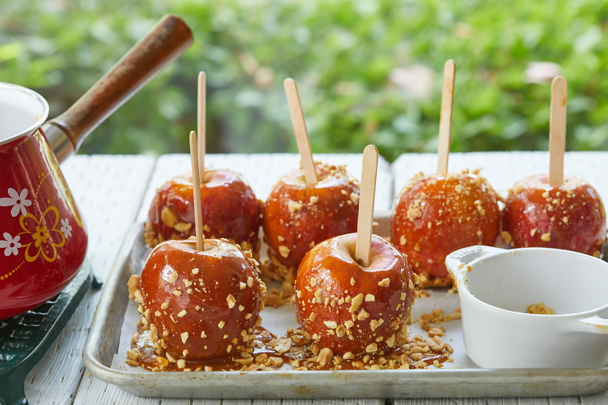 A tray of finished caramel apples.