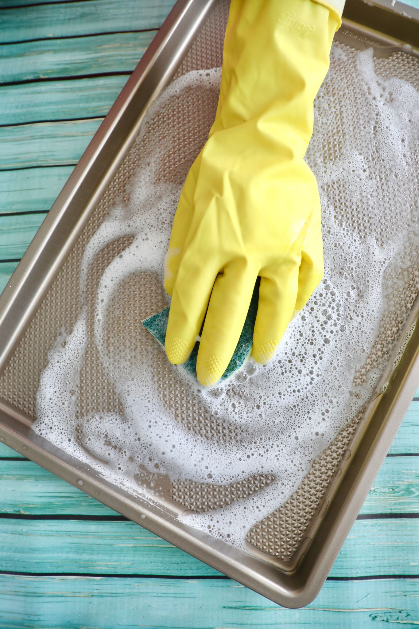 Scrubbing a pan, as a part of the guide to bakeware.