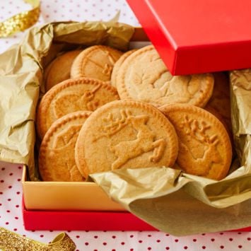 A box of tirggel ready for shipping.