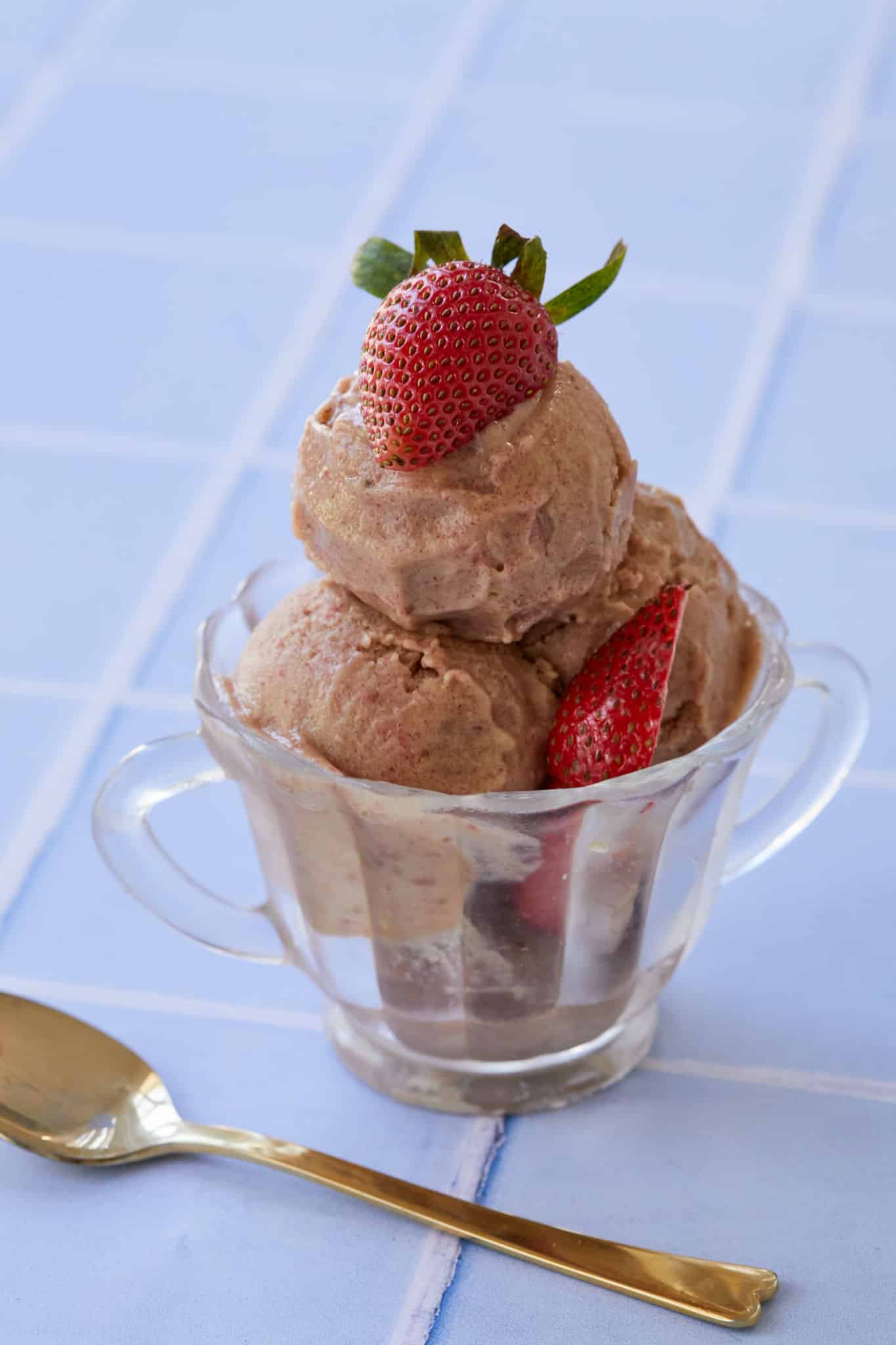 Scoops of nice cream in a jar with strawberries