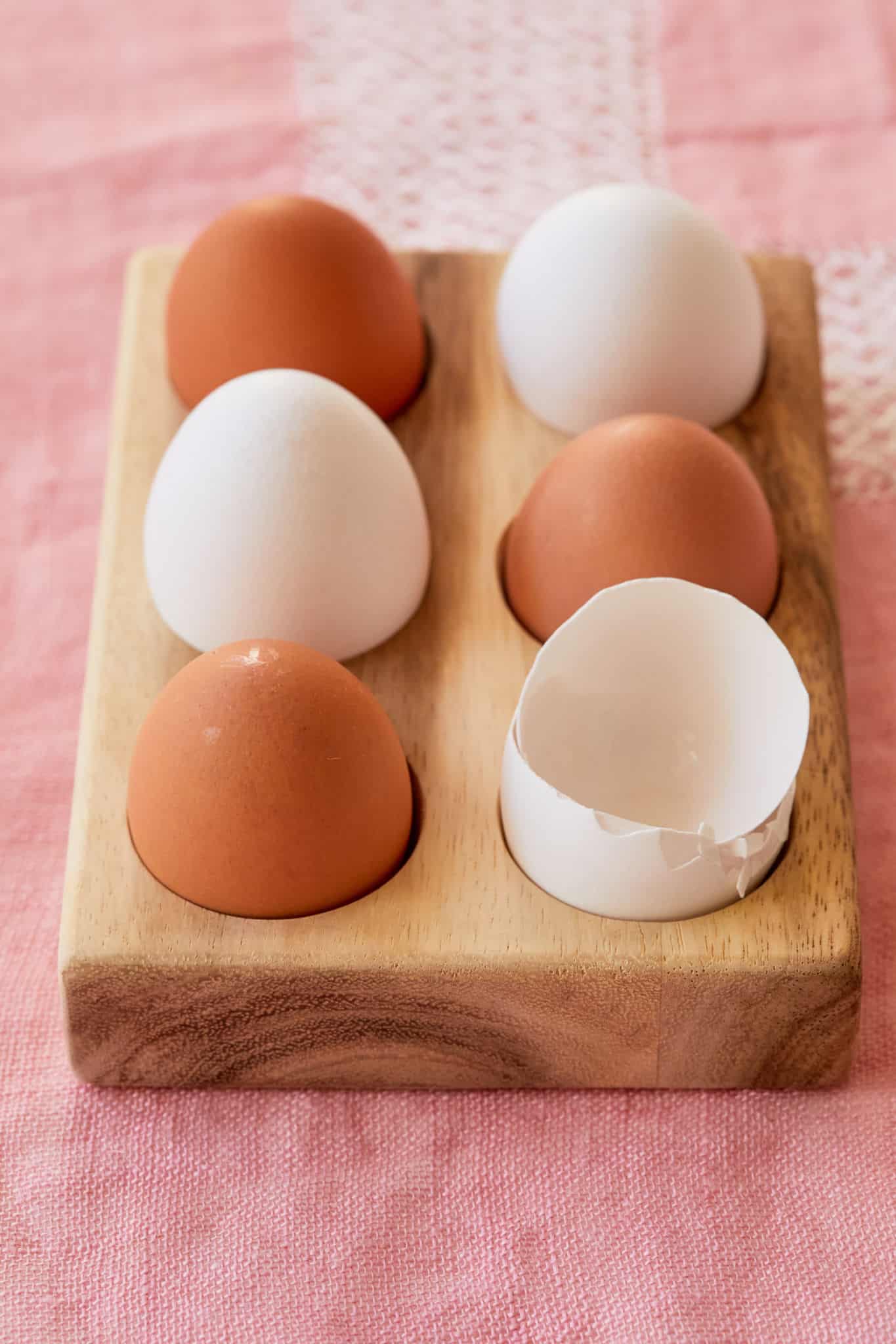 Egg holder with eggs.