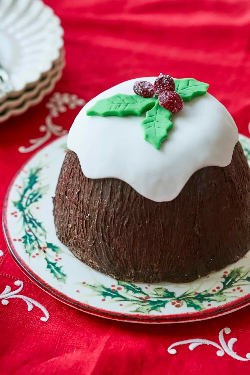 Marians Christmas pudding1 No-Bake Christmas Cake frosted with fondant holly garnish, on a Christmas plate.