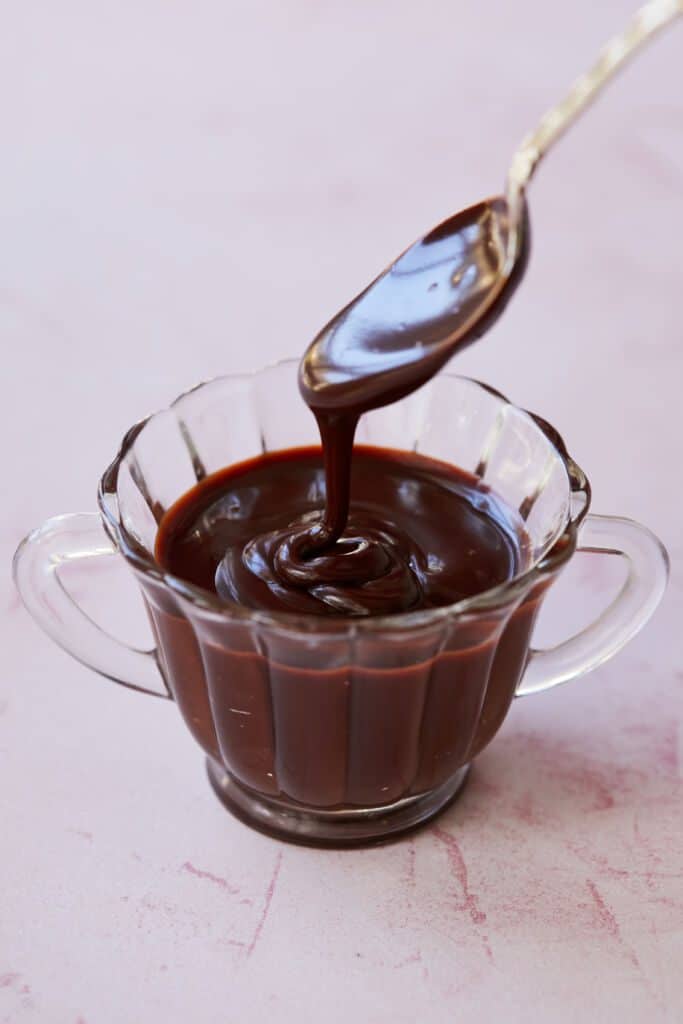 Rezept für Espresso-Parfait mit Schokoladen-Karamell-Sauce - RezeptFinden