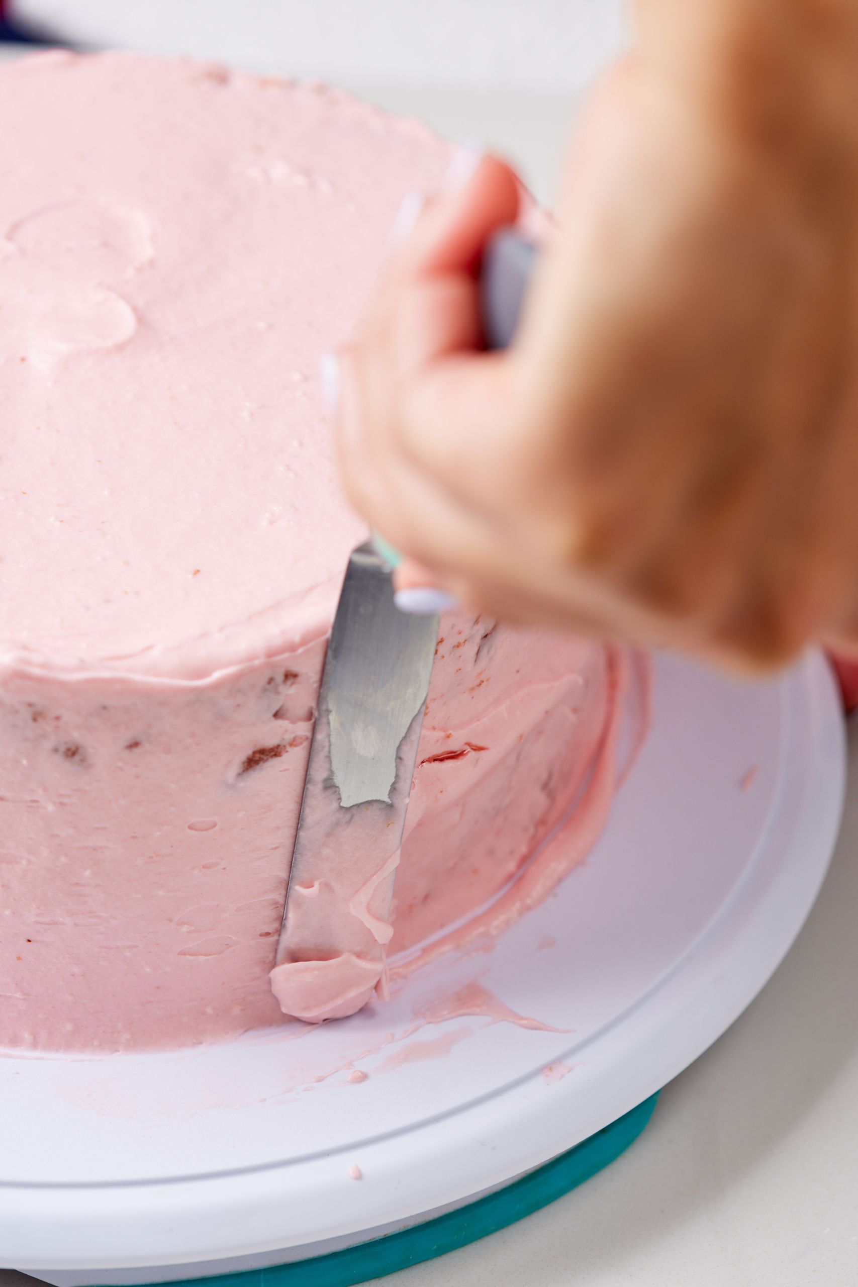 Finish with a second, decorative layer of frosting to cover the crumb coat and serve right away or refrigerate until ready to serve.