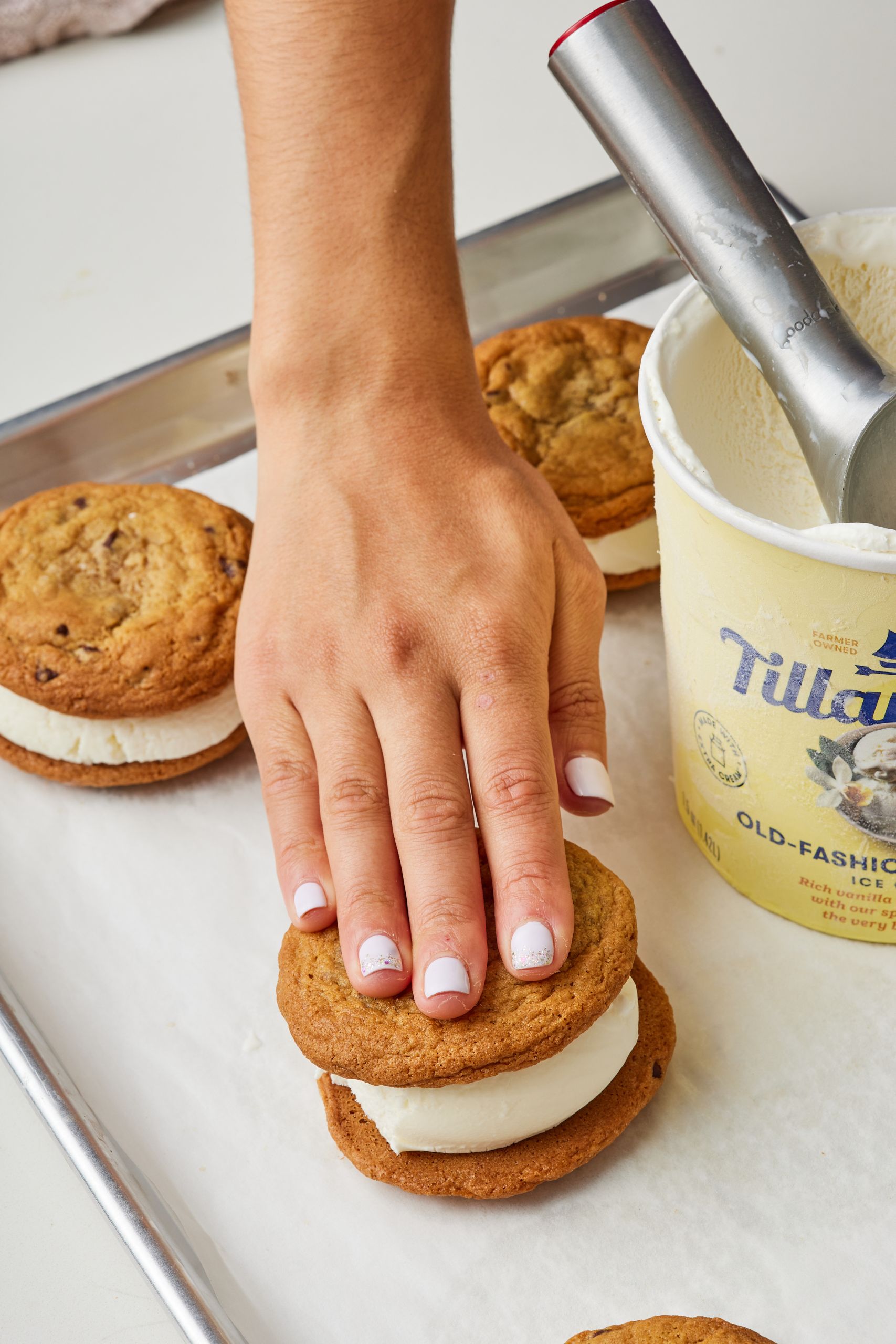 Sandwich it with the second cookie and press the cookies together until the ice cream comes to the edges of the cookies.