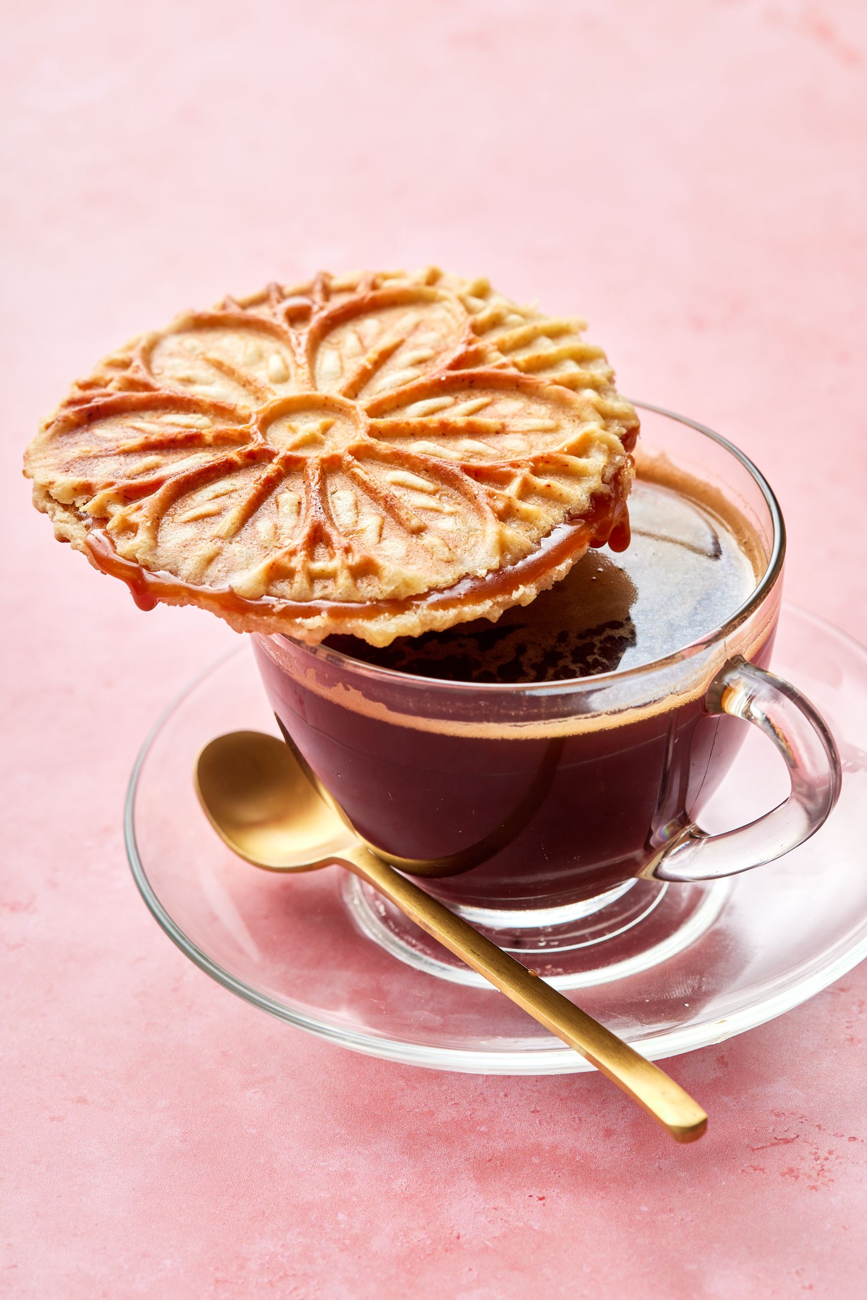 One stroopwafel on the edge of the coffee cup. 