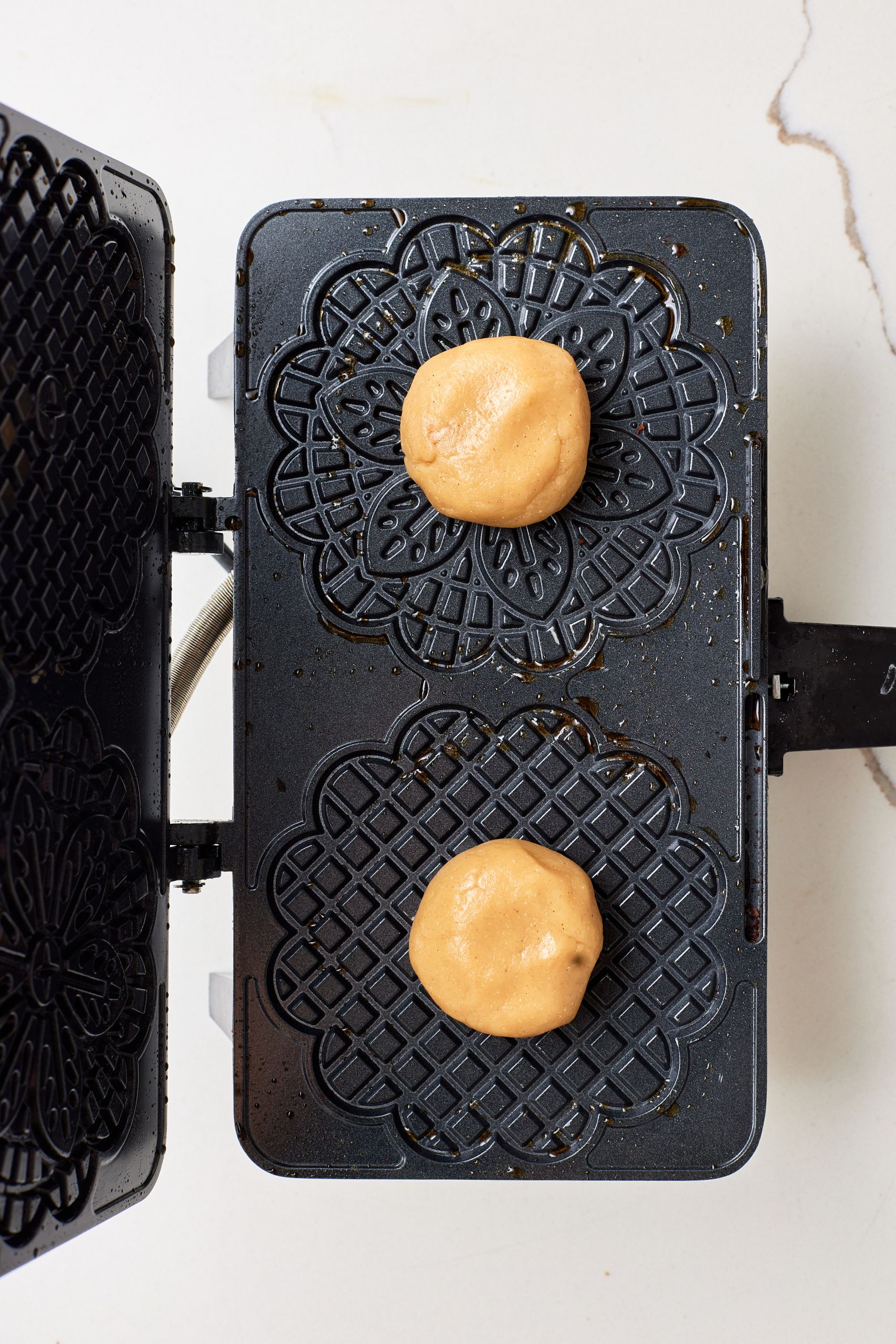 Cook the stroopwafel dough in preheated iron. 