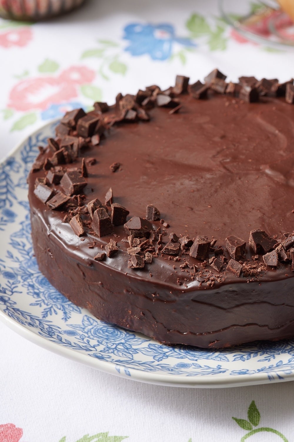 Chocolate Biscuit Cake14 Chocolate Biscuit Cake with glossy ganache coating and chocolate pieces on the edge.