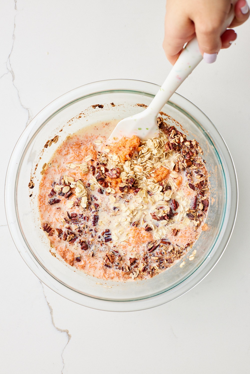 Carrot Cake Baked Oats3 Stir in the rolled oats, grated carrots, ¼ cup (1 ¼ oz / 35 g) pecans, and the raisins until evenly combined.